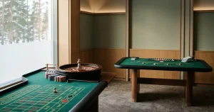 Roulettebord med spelmarker och blackjackkort i en mjukt belyst spelstudio